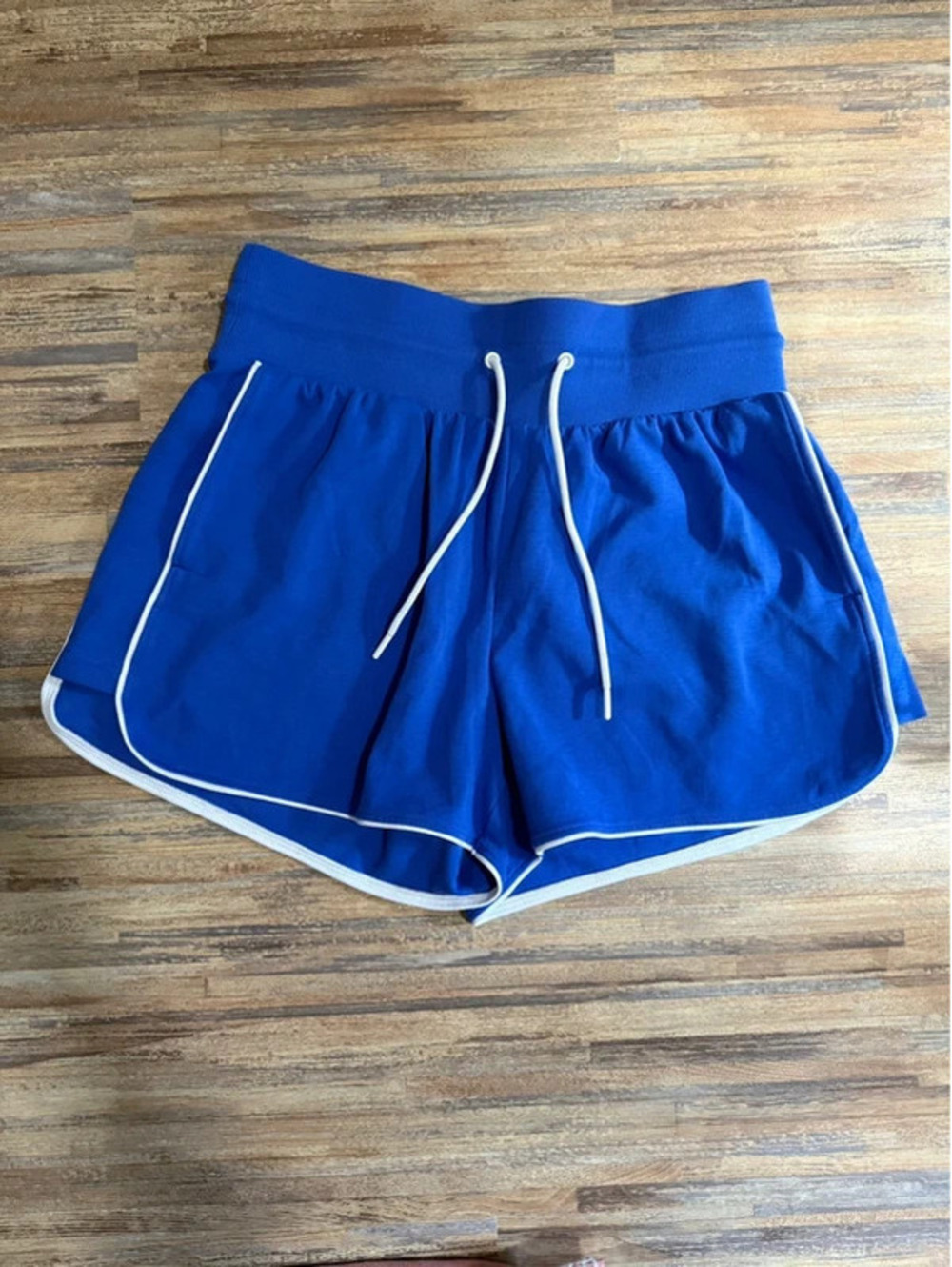 Old Navy active dynamic fleece extra high rise shorts size large Small snag